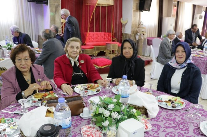 Kahramanmaraş'ta emekli öğretmenler kahvaltıda buluştu