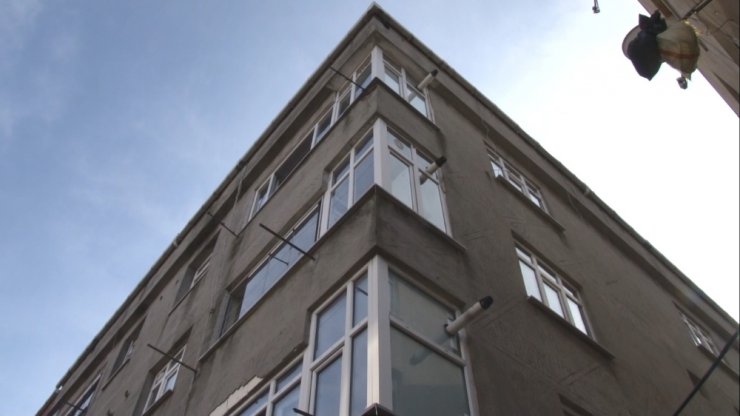 Evine giren hırsızı çatıya kilitleyip polisi aradı