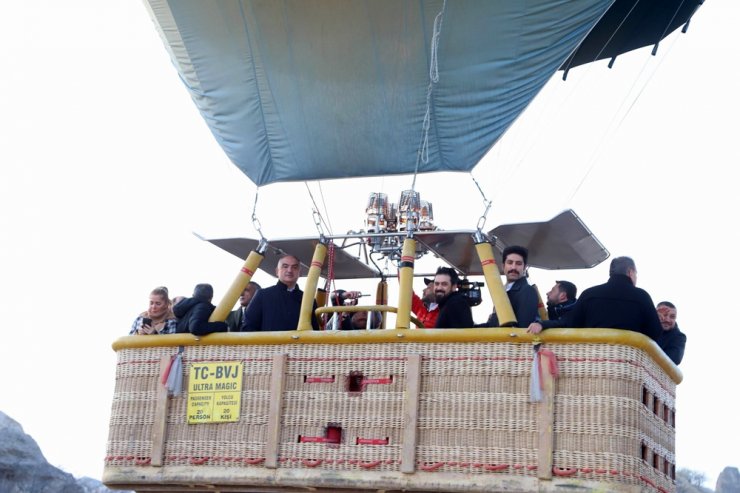 Kültür ve Turizm Bakanı Ersoy, Kapadokya’da balona bindi