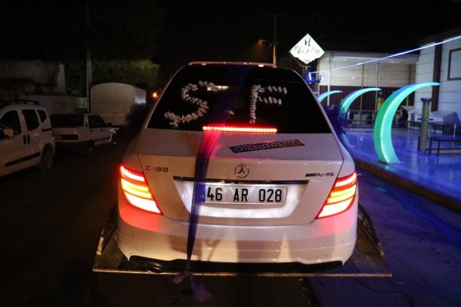 Gelin arabası salona çekici ile geldi