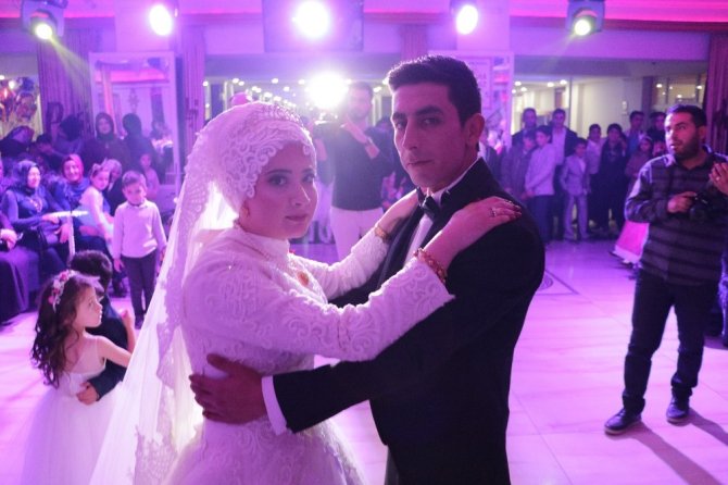 Gelin arabası salona çekici ile geldi