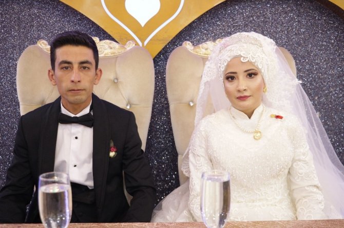 Gelin arabası salona çekici ile geldi