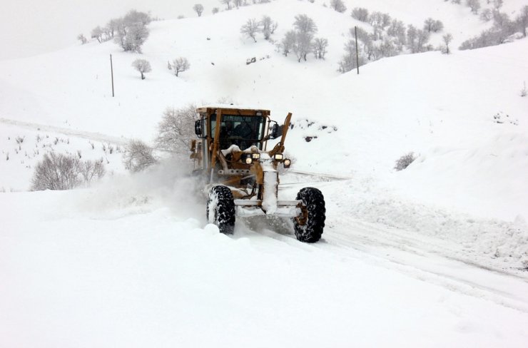 Doğu’da kar, tipi köy yollarını ulaşıma kapadı