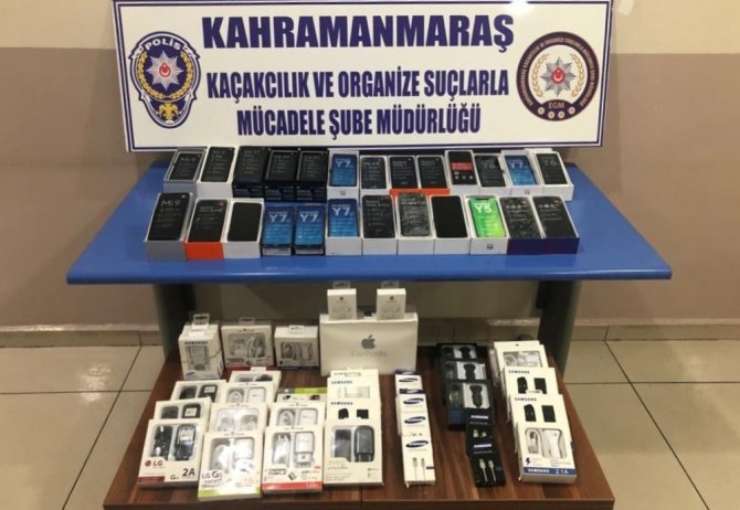 Seyyar satıcıdan 90 bin liralık kaçak telefon çıktı
