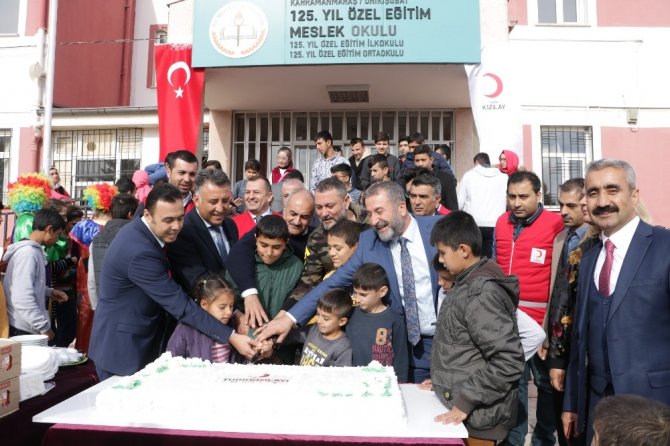 Hüsnü Şenlendirici’den engelli öğrencilere moral