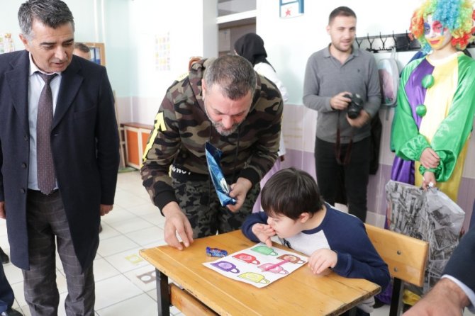 Hüsnü Şenlendirici’den engelli öğrencilere moral