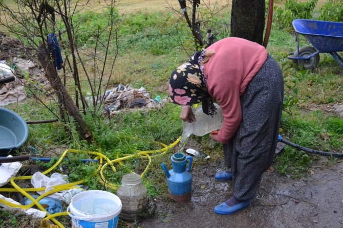 Yaşlı kadın kendine uzanacak yardım elini bekliyor