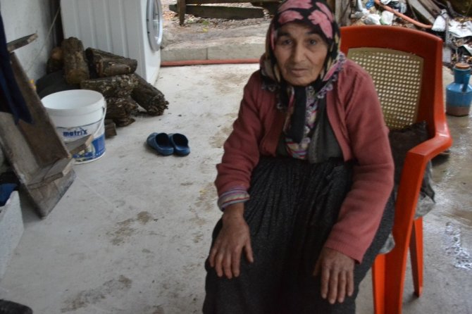 Yaşlı kadın kendine uzanacak yardım elini bekliyor