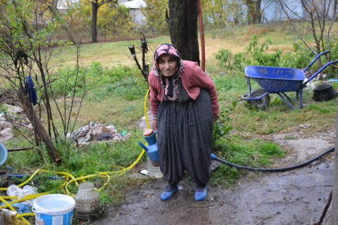 Yaşlı kadın kendine uzanacak yardım elini bekliyor