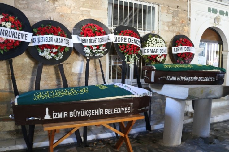 İzmir’deki yangında can veren anne ve oğlu yan yana defnedildi