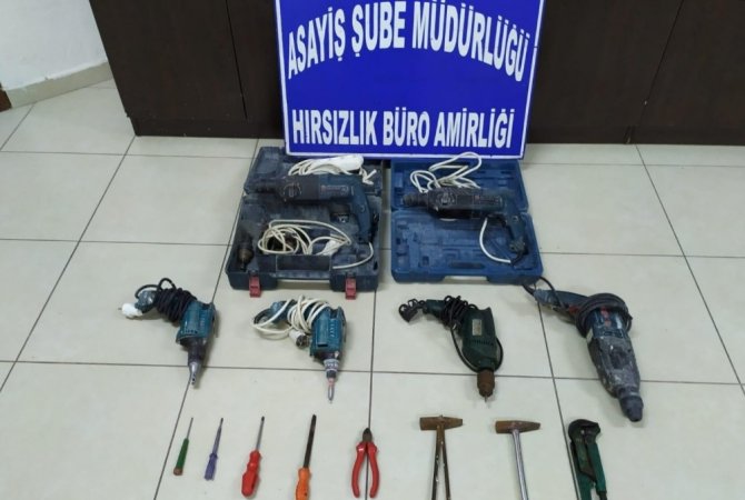 Otomobillerden malzeme çalan 3 kişi yakalandı