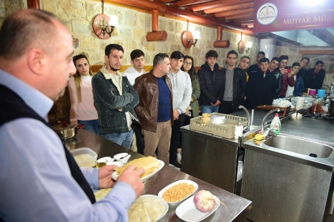 Şef adayları Maraş lezzetlerini öğreniyor