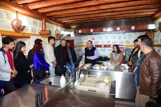 Şef adayları Maraş lezzetlerini öğreniyor