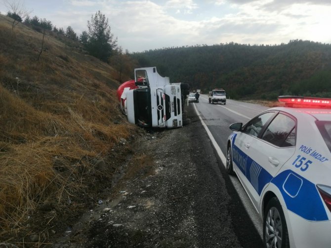Devrilen tırın şoförü yara almadan kurtuldu