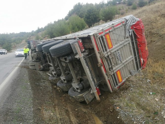 Devrilen tırın şoförü yara almadan kurtuldu