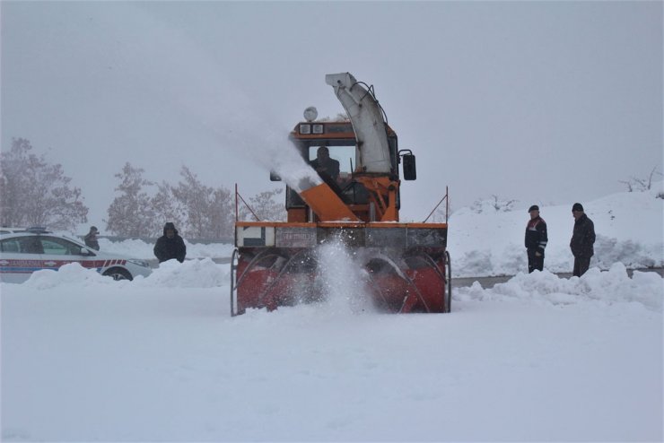 Karla kapanan köy yolları açıldı