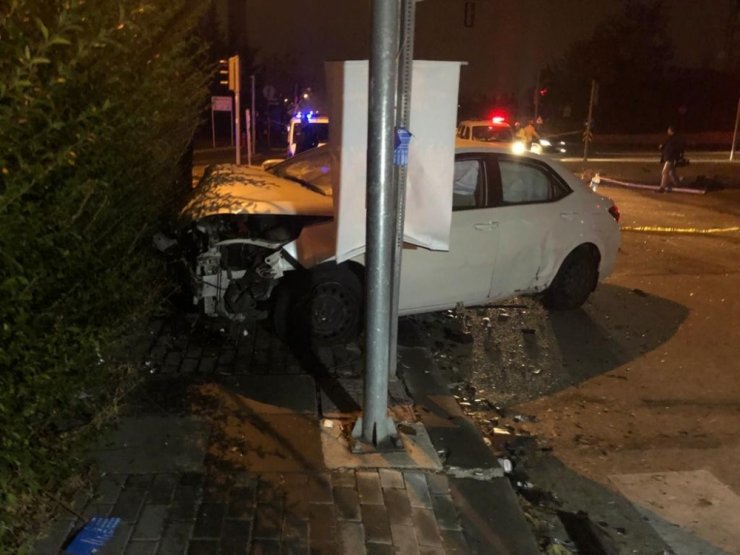 Başkent’te otomobil polis aracına çarptı: 2’si polis 3 yaralı
