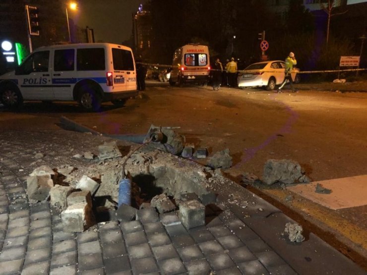 Başkent’te otomobil polis aracına çarptı: 2’si polis 3 yaralı