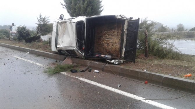 Refüje devrilen hafif ticari aracın sürücüsü yaralandı