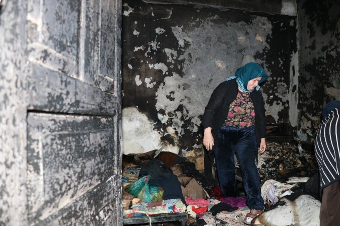 Evi yanan kadın eşyalarını gözyaşları içinde topladı