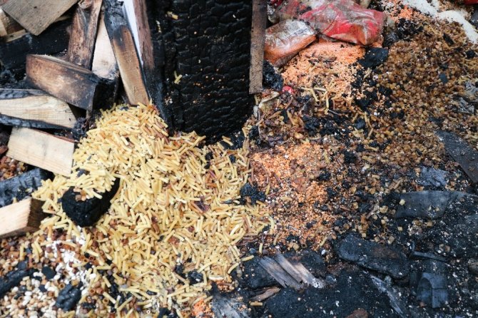 Evi yanan kadın eşyalarını gözyaşları içinde topladı