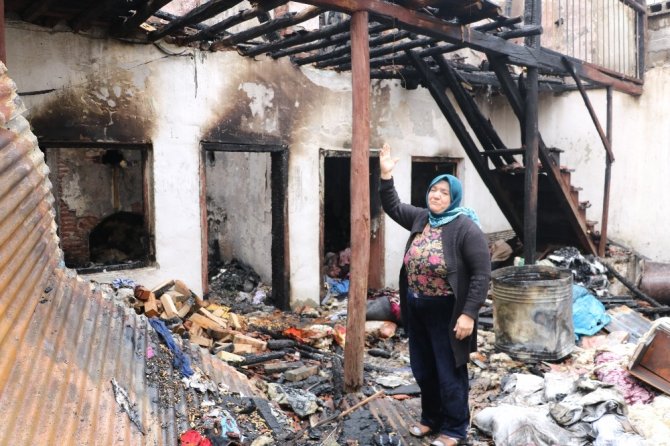Evi yanan kadın eşyalarını gözyaşları içinde topladı