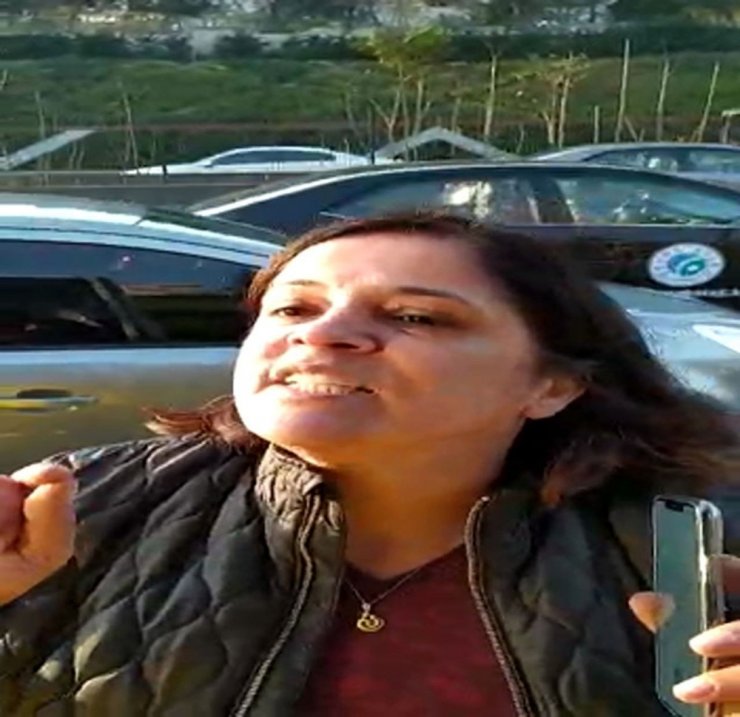 Kadın sürücü otobüsün önünü kesti, yolu trafiğe kapattı