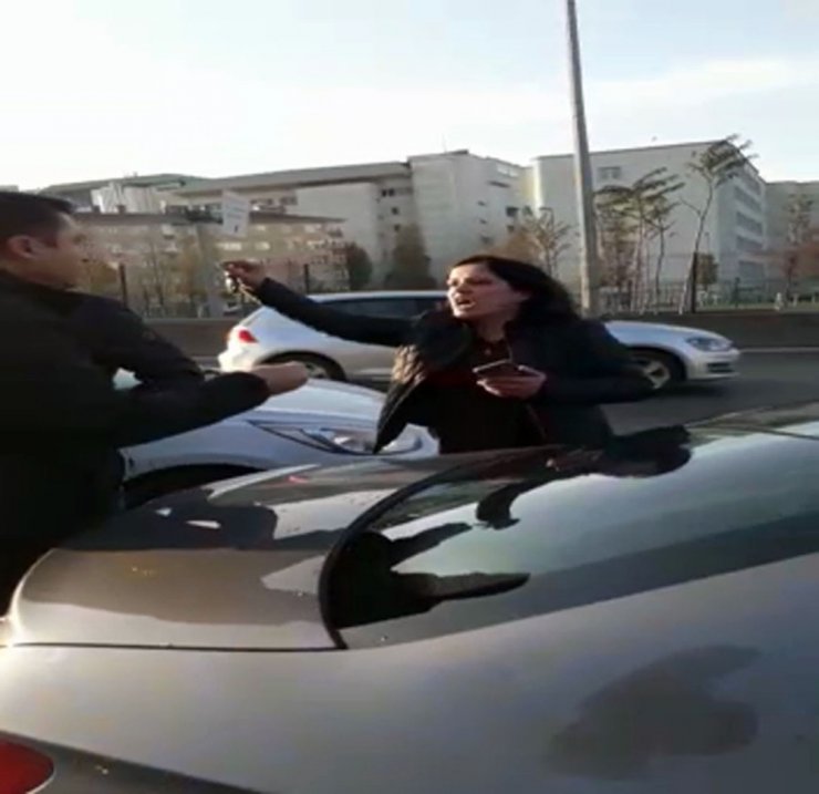 Kadın sürücü otobüsün önünü kesti, yolu trafiğe kapattı