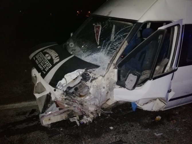 Kahramanmaraş’ta iki araç kafa kafaya çarpıştı