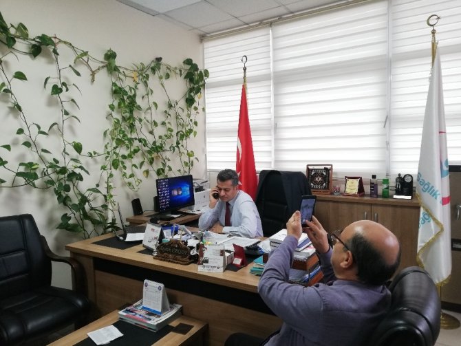 Soğuktan kaçan serçe hastaneye sığındı