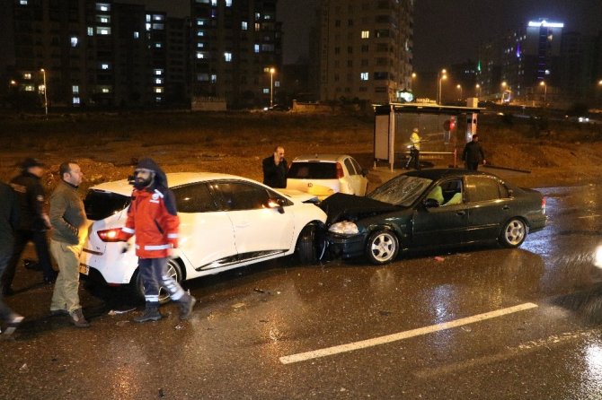 Otomobil kaza sonrası toplanan kalabalığa daldı: 8 yaralı