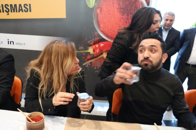 Kahramanmaraş’ta biber yeme yarışması acılı görüntülere sahne oldu