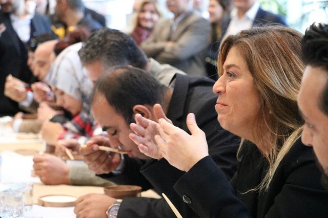 Kahramanmaraş’ta biber yeme yarışması acılı görüntülere sahne oldu