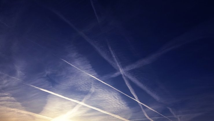 Uçak izleri ve güneş batışı görsel şölen oluşturdu