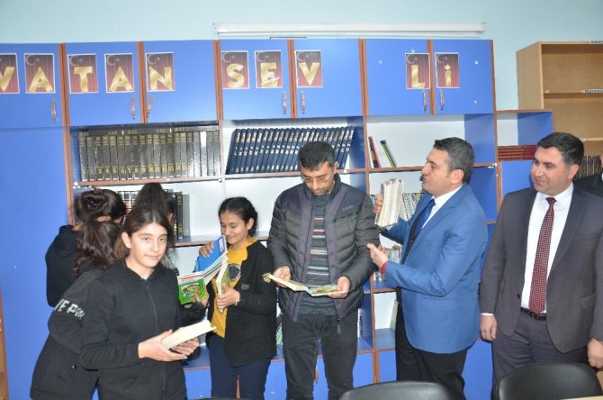 Okula kitap bağışladı, yargılanmaktan kurtuldu