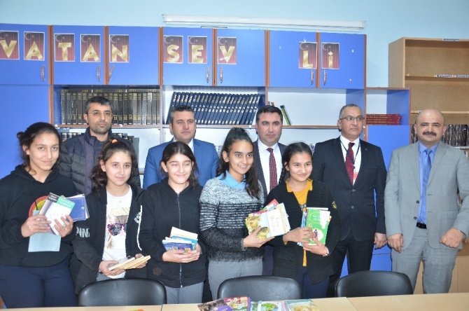 Okula kitap bağışladı, yargılanmaktan kurtuldu