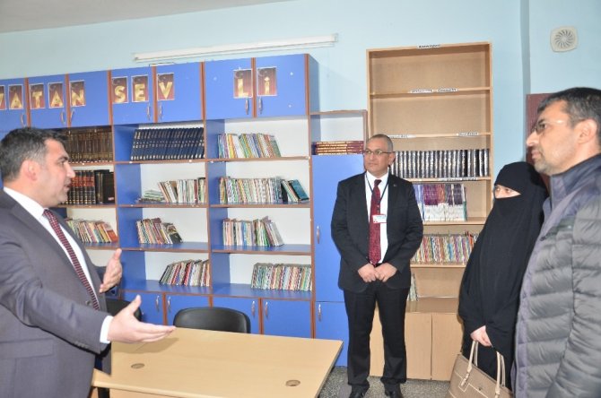 Okula kitap bağışladı, yargılanmaktan kurtuldu