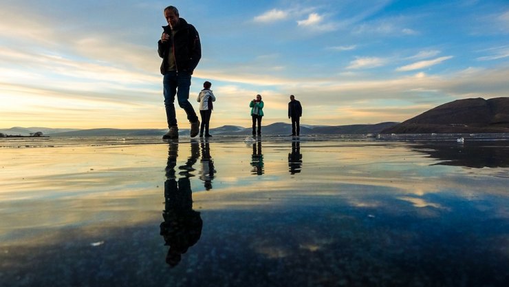Buz tutan Çıldır Gölü üzerinde çay keyfi