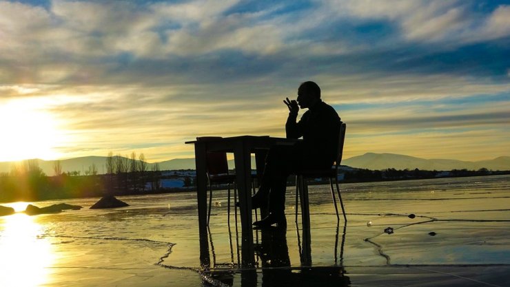 Buz tutan Çıldır Gölü üzerinde çay keyfi