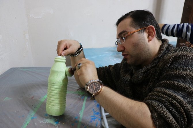 Ahşap boyama ve geri dönüşüm kursuna engelli vatandaşların ilgisi büyük oldu