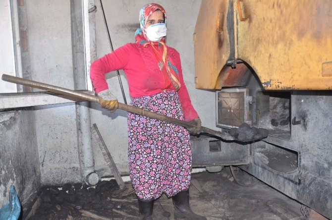Kalorifer ateşçisi kadın azmiyle örnek oluyor