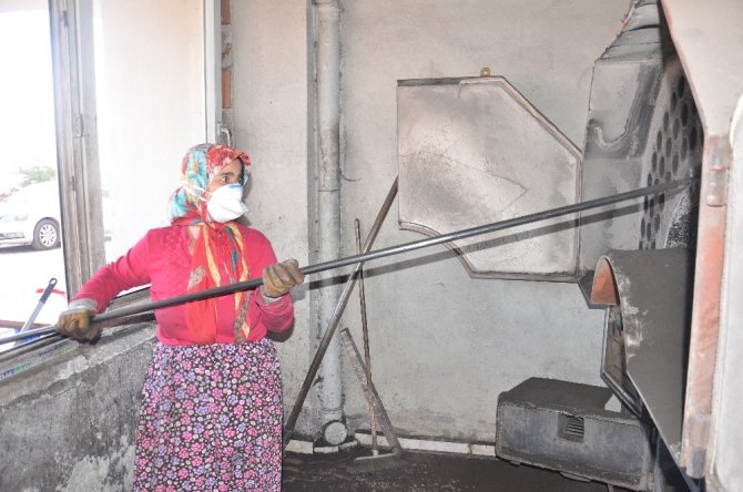 Kalorifer ateşçisi kadın azmiyle örnek oluyor