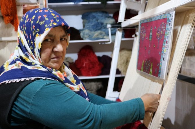 Tarihi konakta ilmek ilmek halı dokuyorlar