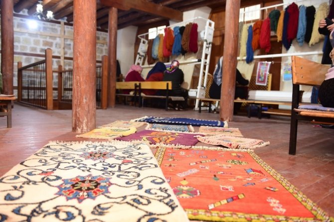 Tarihi konakta ilmek ilmek halı dokuyorlar
