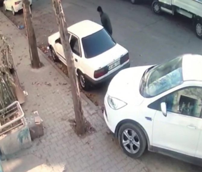 Kahramanmaraş'ta hırsızlar otomobilden cüzdanı böyle çaldı