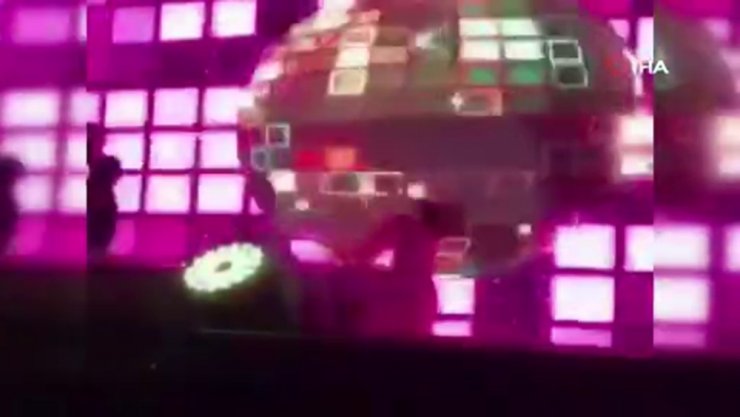 Deniz Seki sahneden düştü