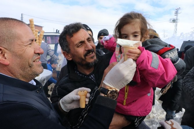 Vatandaşlar kar kış demedi dondurma kuyruğuna girdi