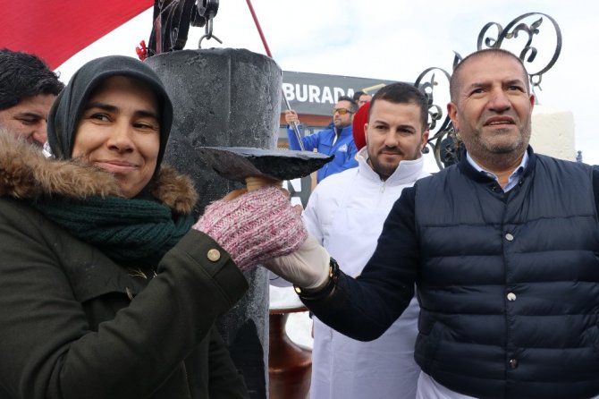 Vatandaşlar kar kış demedi dondurma kuyruğuna girdi