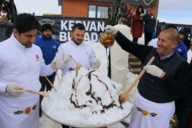 Vatandaşlar kar kış demedi dondurma kuyruğuna girdi