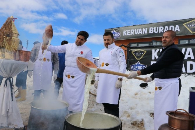 Vatandaşlar kar kış demedi dondurma kuyruğuna girdi